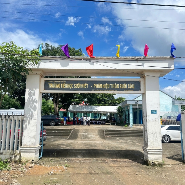 Hành Trình "Trăng Yêu Thương": Hoàng Duy Ân Mang Tết Trung Thu Đến Với Học Sinh Phân Hiệu Thôn Suối Sâu